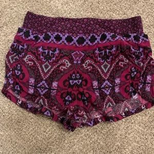Printed/pattern mid-rise shorts